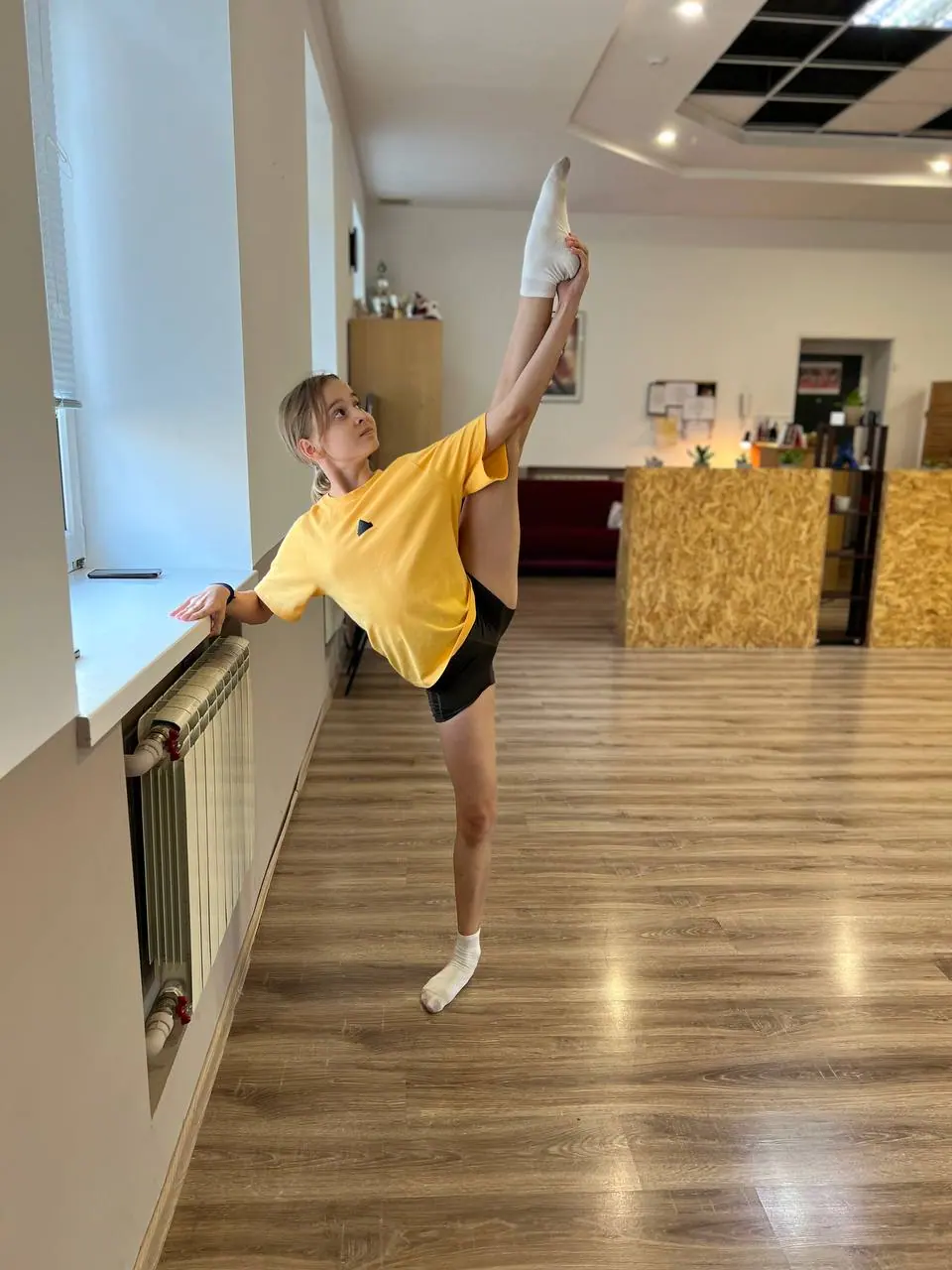 Растяжка у станка в зале на Бакинской, 10
