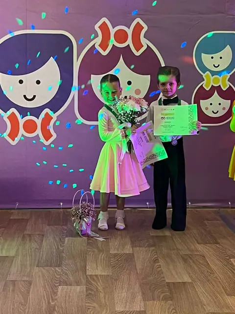 Юные танцоры с дипломом и букетом