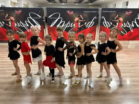 Детская группа клуба «Триумф» в латиноамериканских костюмах в зале