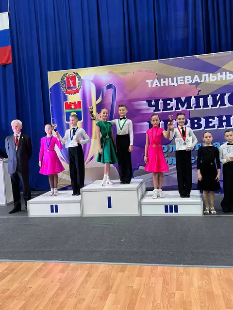 Детские пары на пьедестале чемпионата области