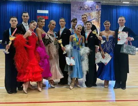 Спортсмены школы танцев «Триумф» с наградами, 2026