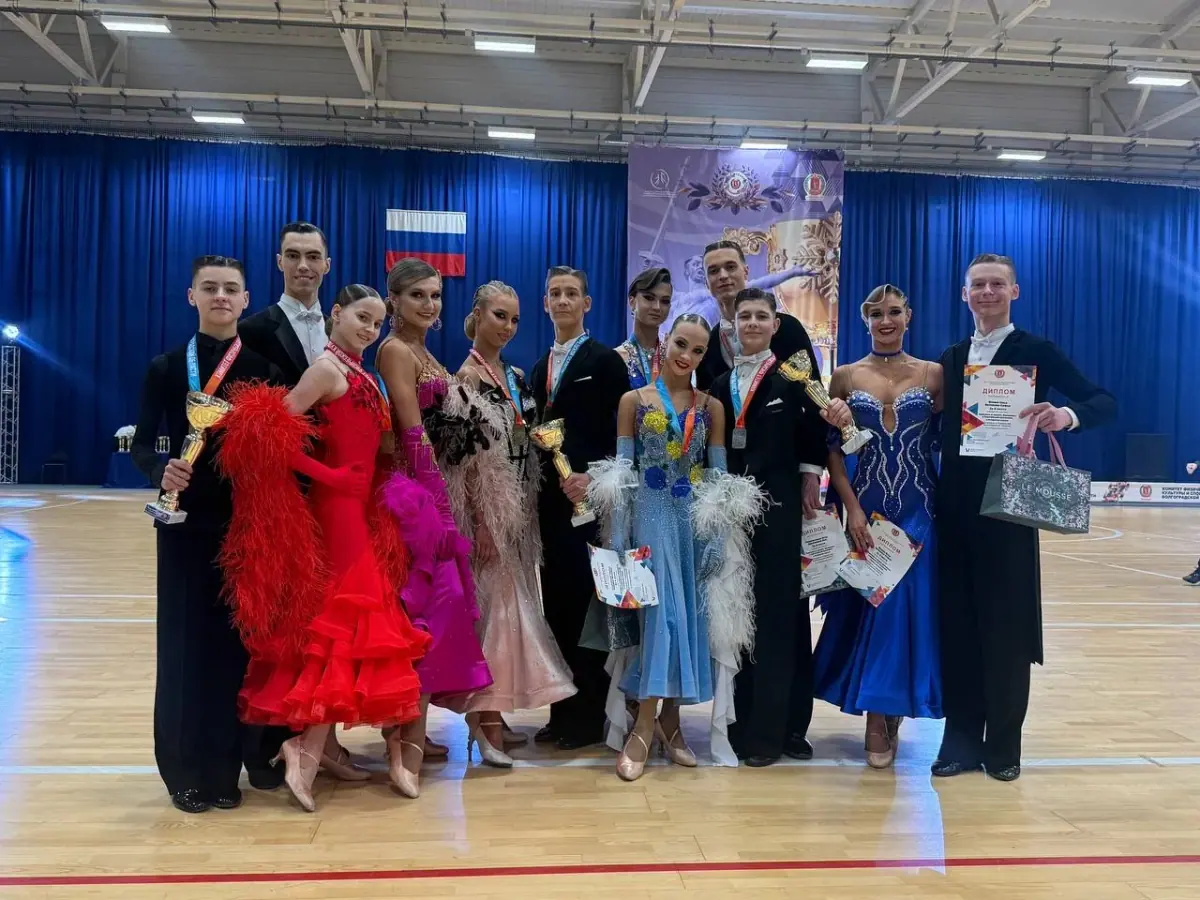 Пары клуба в бальных платьях на турнире