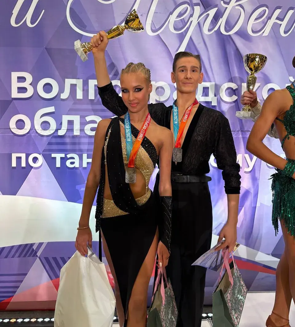 Пара в латиноамериканской программе с медалями, чемпионат Волгоградской области