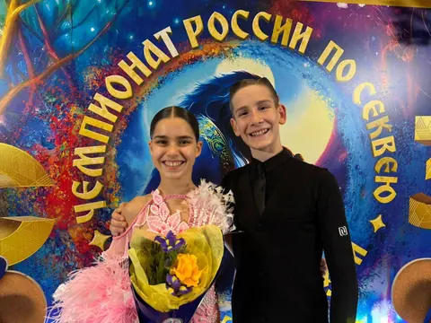 Пара с цветами после выступления