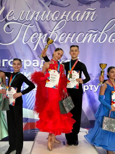 Пьедестал чемпионата области: красное платье с перьями