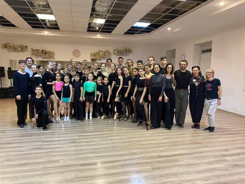 Большая группа воспитанников в зале клуба